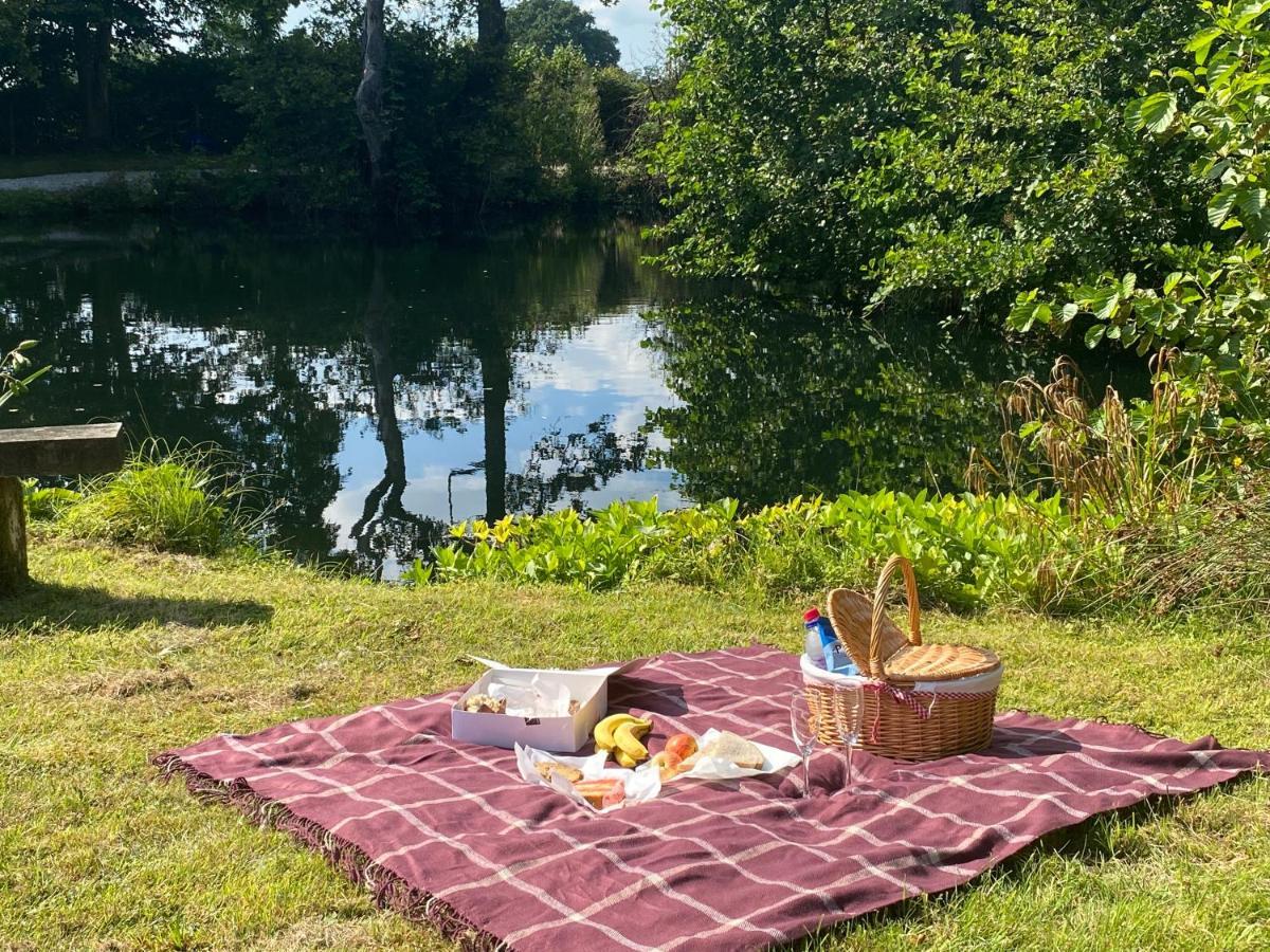 Kingfisher Cabin - Wild Escapes Wrenbury Off Grid Glamping - Ages 12 And Over Baddiley 外观 照片
